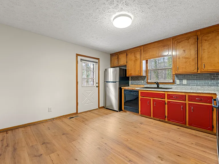 131 McWhirter Pl — Photo 4