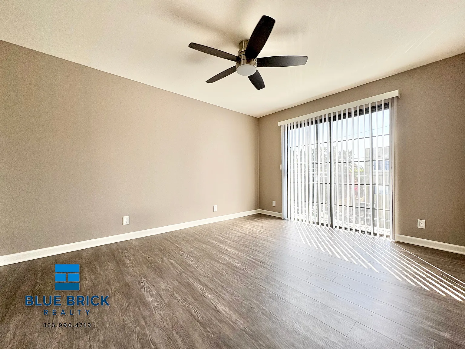 Bright 1-Bedroom with Fireplace & Central A/C in Valley Glen — Photo 1