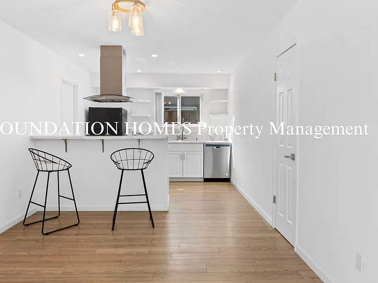 151 Kenwood Ct — Photo 6