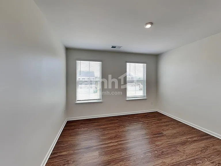 553 Larragan Dr — Photo 14