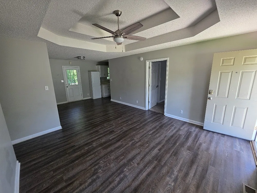 3 bed, 2.0 bath, 1086 sqft, $1,300 — Photo 3