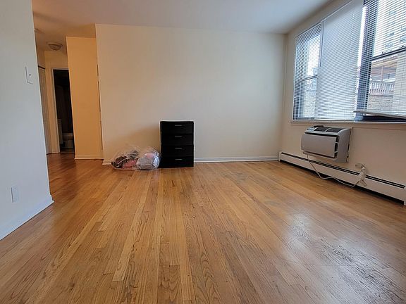 2nd image of 421 W Oakdale Ave #505
