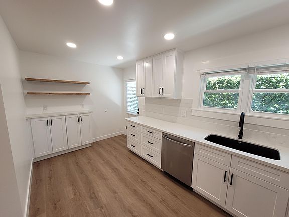 Modern quiet dishwasher and huge Blanco Anthracite sink.