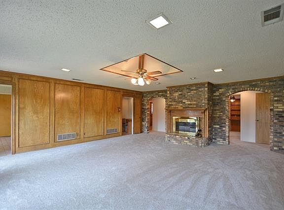 3rd image of 221 Harris Dr