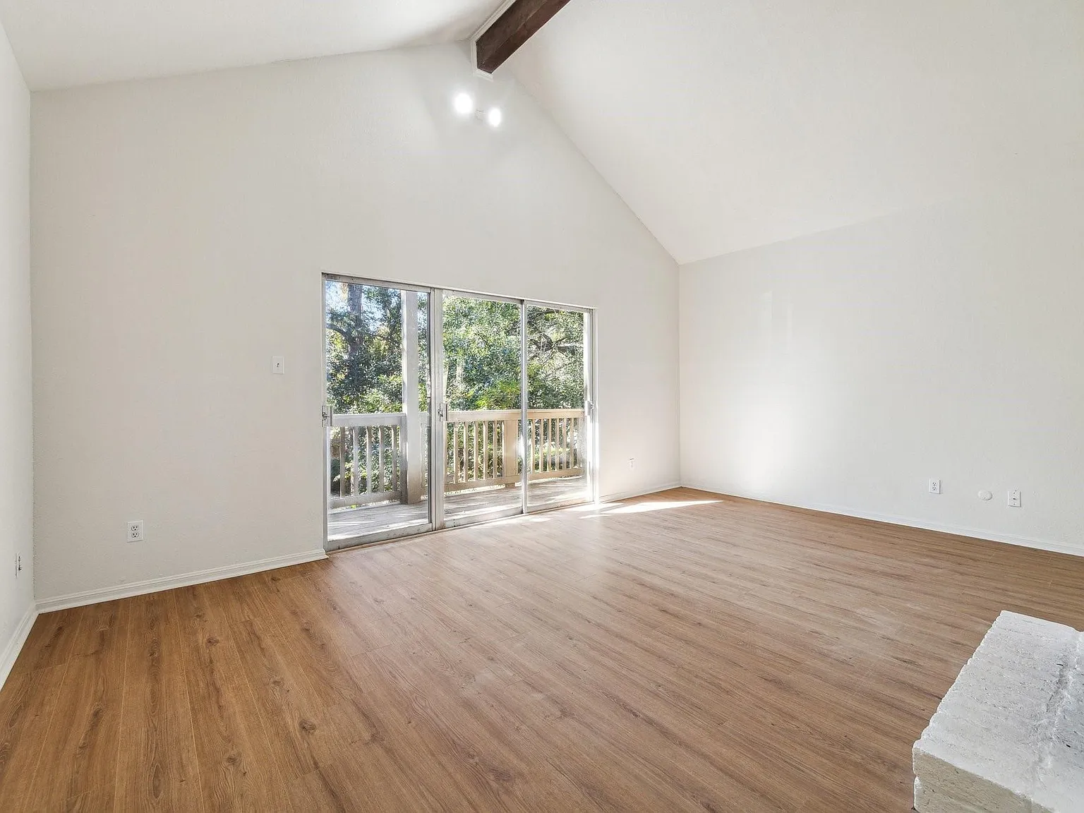 1 bed, 1.0 bath, 998 sqft, $1,550 — Photo 1
