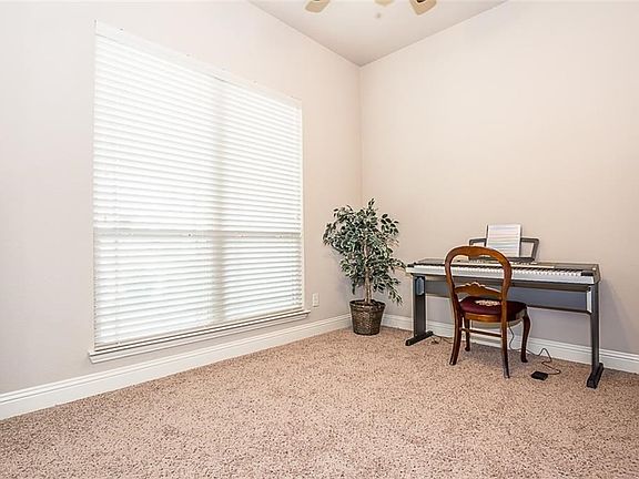 5th image of 525 Eastbrook Dr