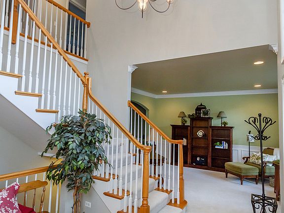 2nd image of 521 W Thornwood Dr