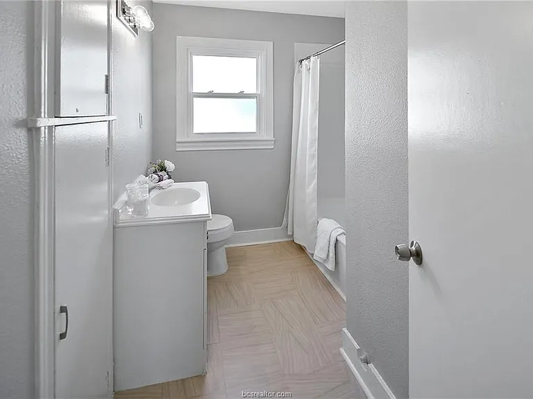 1504 Baker Ave — Photo 13