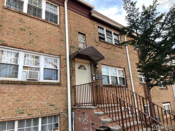 231 College Dr, Edison, NJ 08817