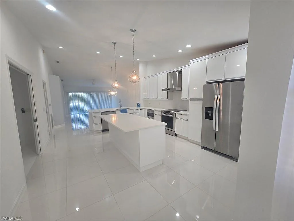 3 bed, 2.0 bath, 1639 sqft, $2,995 — Photo 2