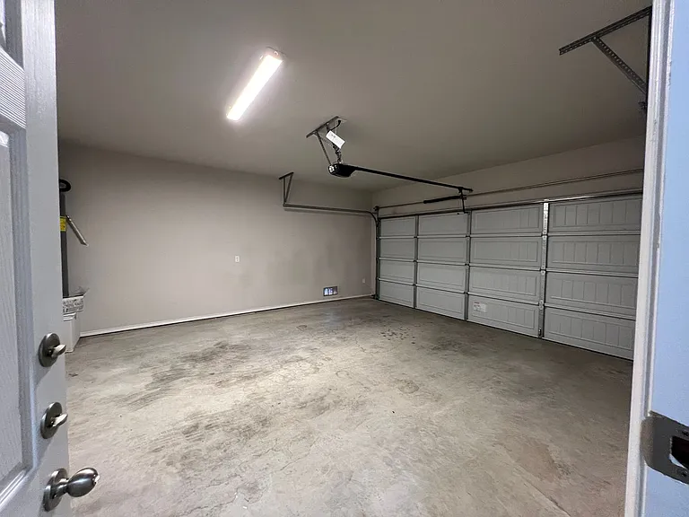 1102 Renee Way — Photo 16