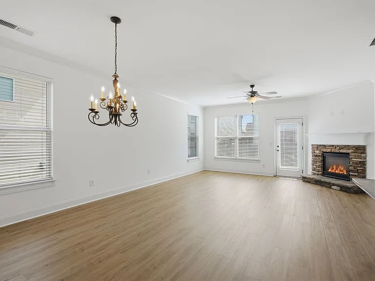 5060 Rialto Way — Photo 6