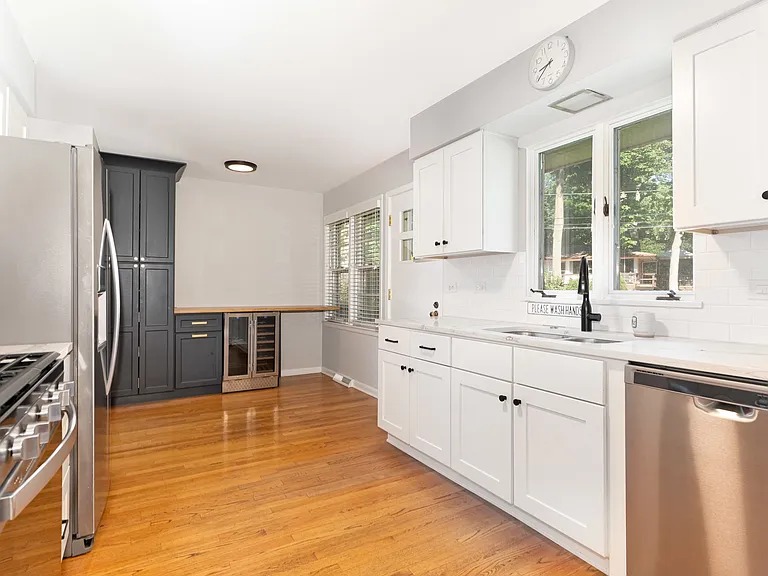 707 Thornwood Dr — Photo 10