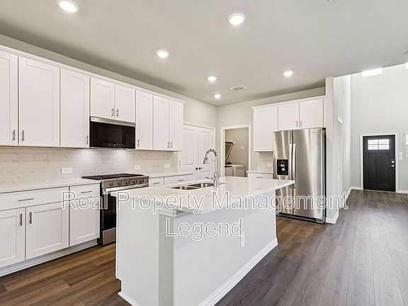 3rd image of 4018 Sandstone Dr