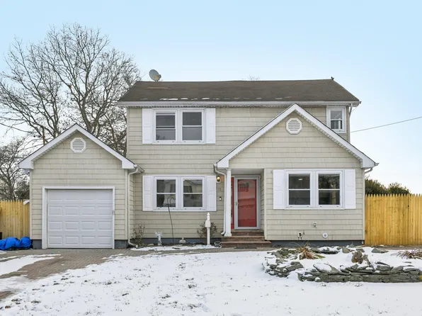 73 Pequot Lane, East Islip, NY 11730