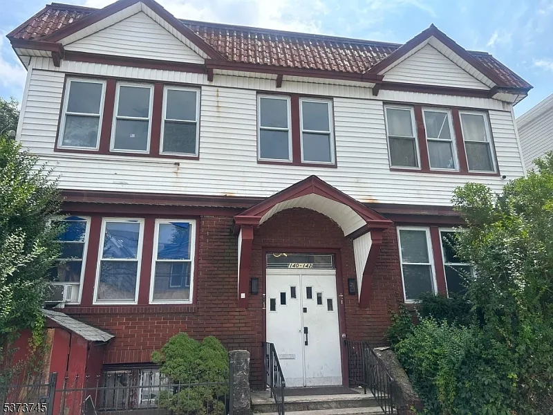 Building Photo - 140-142 Leslie St