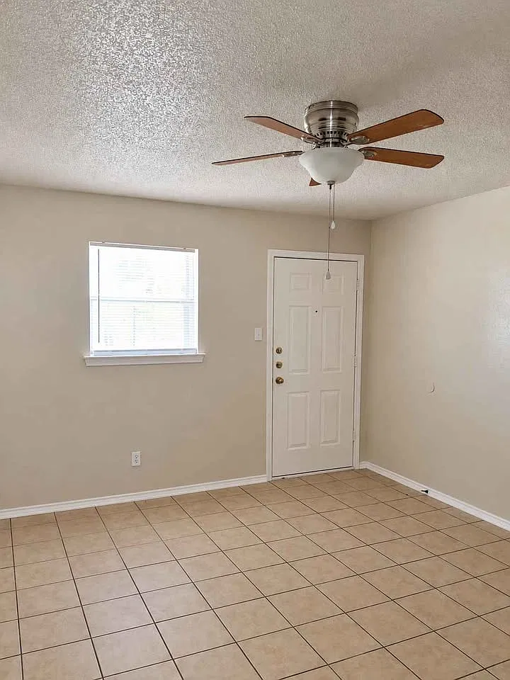 505 Hackberry St — Photo 2