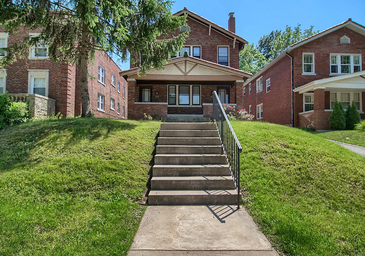 (201) 7230-32 Forsyth Blvd — Photo 1