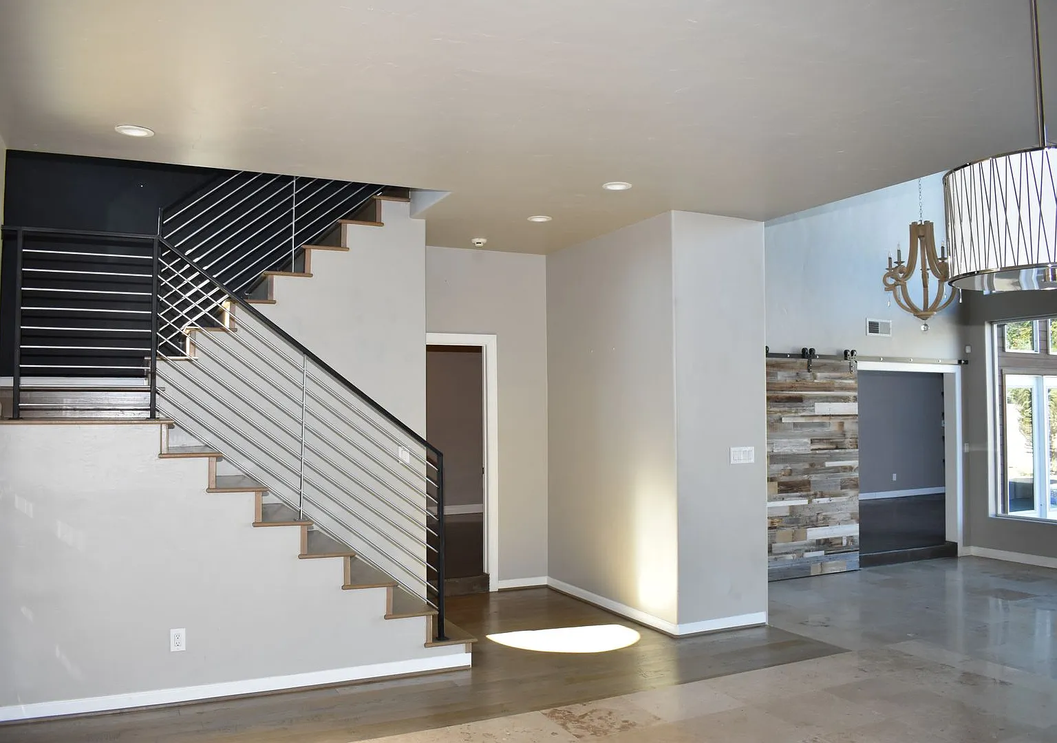 Modern home with pool in Arlington — Photo 4