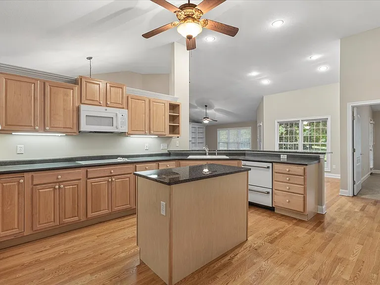 1613 Bayou Bend Way — Photo 2