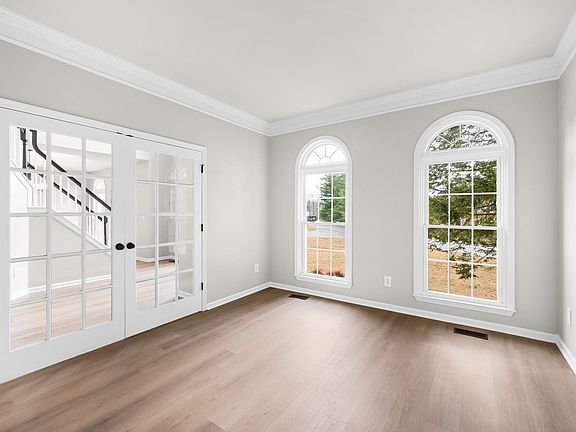 4th image of 355 Springhouse Cir