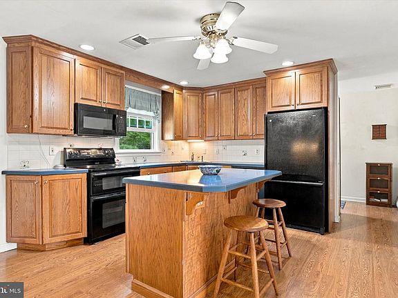 5th image of 5 Stonehenge Ln
