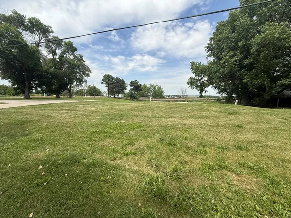 727 8th St NW, Mount Vernon, IA 52314