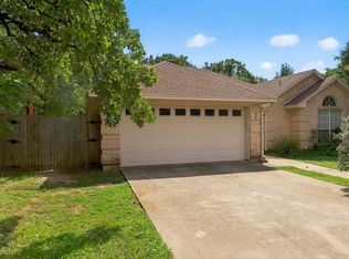420 Meadowcrest Dr, Azle, TX 76020