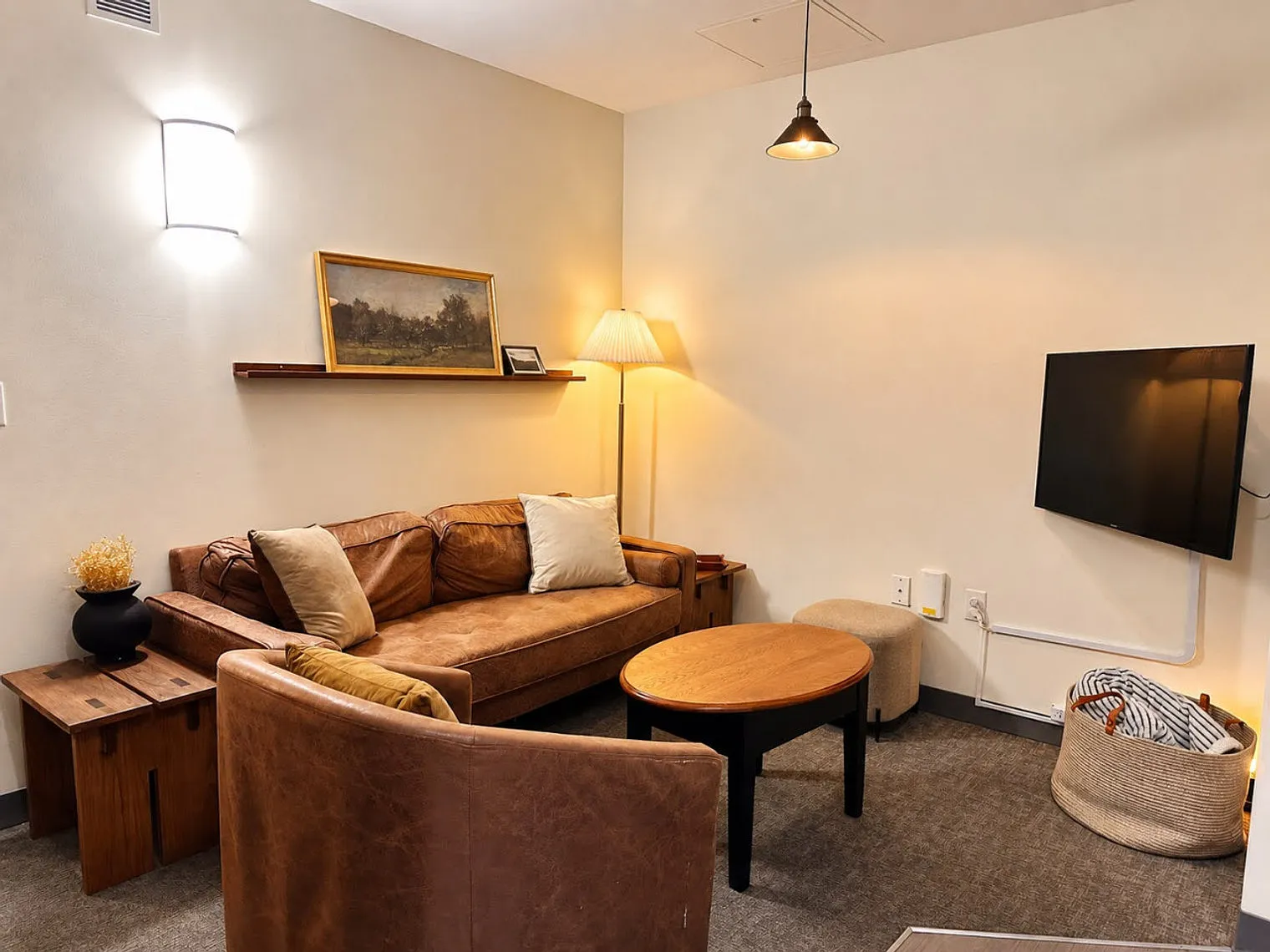 2 bed, 1.0 bath, 731 sqft, $2,916 — Photo 1