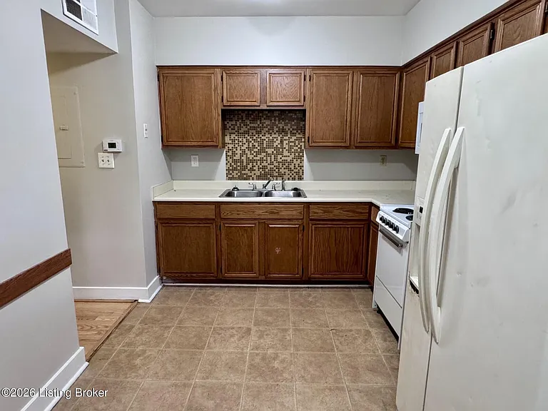12 1/2 College Ct — Photo 5