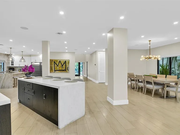 319 S Riverside Dr — Photo 15