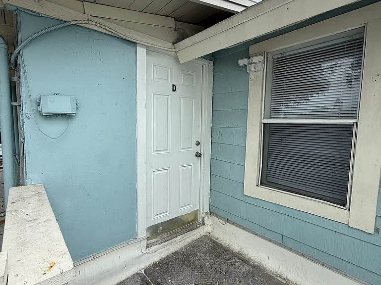 1425 Tamiami Trl #D — Photo 1
