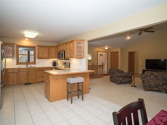 5th image of 929 S Pinecroft Ln