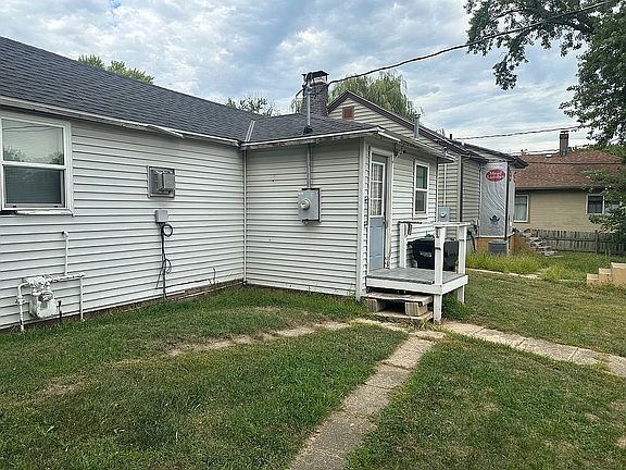 3rd image of 700 Maple St