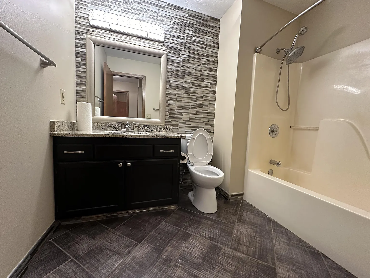 4 bed, 2000 sqft, $2,500 — Photo 2