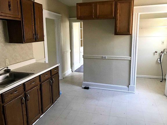 5th image of 90 Belden St Floor 1