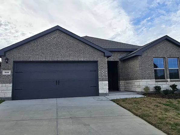 910 Newport Dr, Ferris, TX 75125