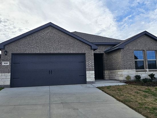 910 Newport Dr, Ferris, TX 75125