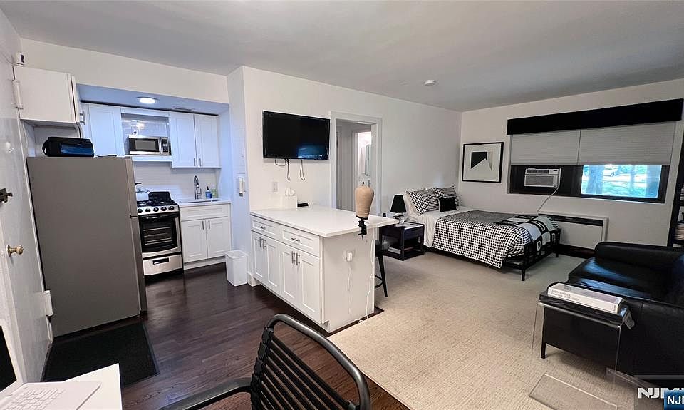 1st image of 420 Park Pl APT 1H