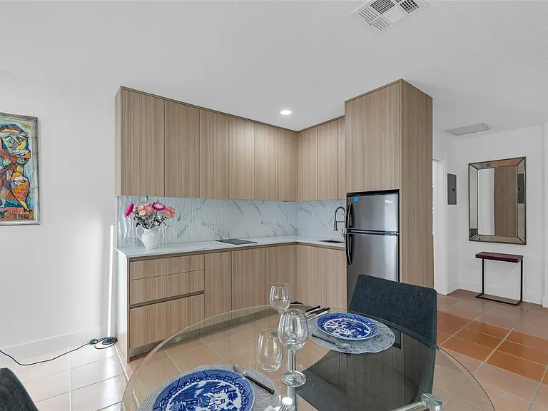307 N Highland Dr — Photo 11