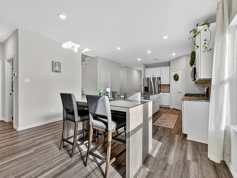 210 Briarwood Ln — Photo 6