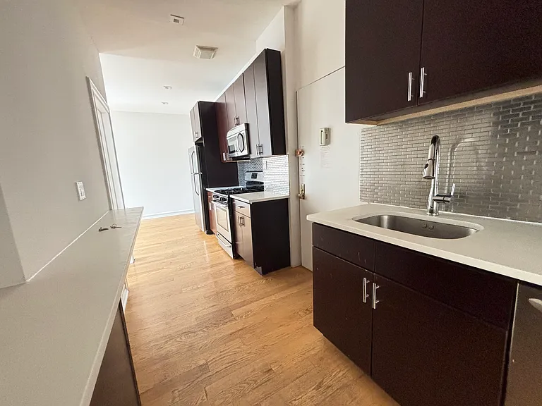 1087 Carroll St #B14 — Photo 4