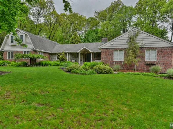 51 Locust Ln, Upper Saddle River, NJ 07458