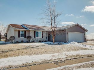302 Crestview Ln, Lake Mills, WI 53551