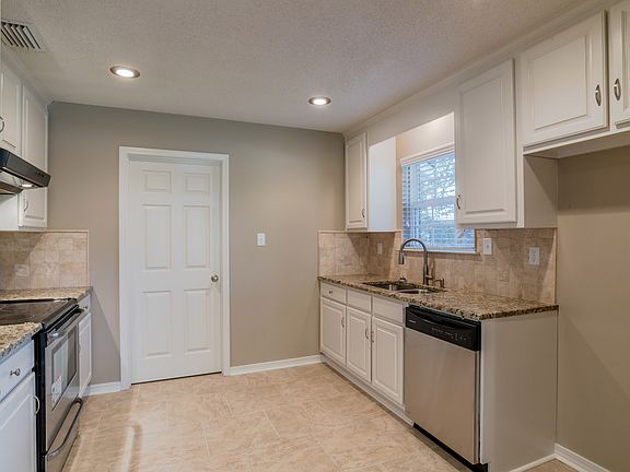 4th image of 1022 Oakland Dr