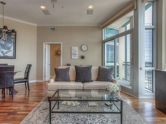 4th image of 500 Throckmorton St APT 2607