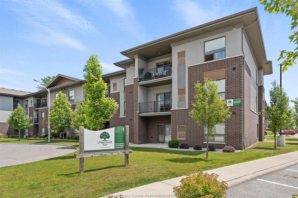 1 bed, 1.5 bath, 895 sqft, $1,950 — Photo 1