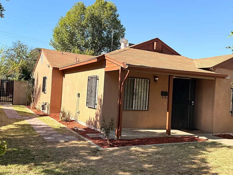 3517 E Lamona Ave — Photo 2