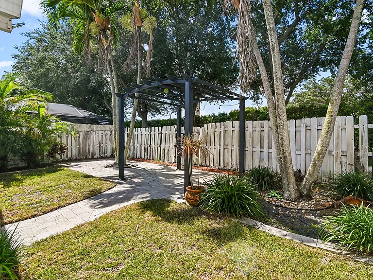 5690 Green Island Dr — Photo 22
