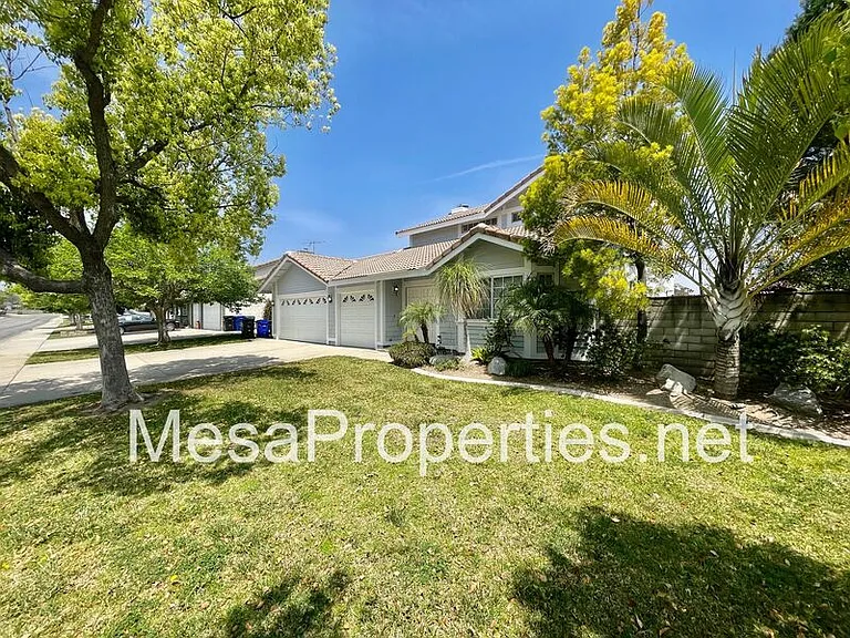 2407 N Sycamore Ave — Photo 2